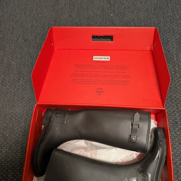 Hunter Slim Black Waterproof Rain Boots - Picture 2 of 7